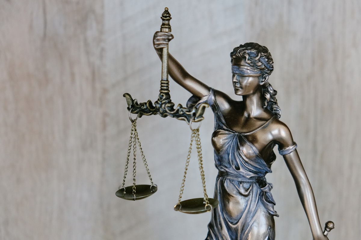 Despacho jurídico profesional con biblioteca legal